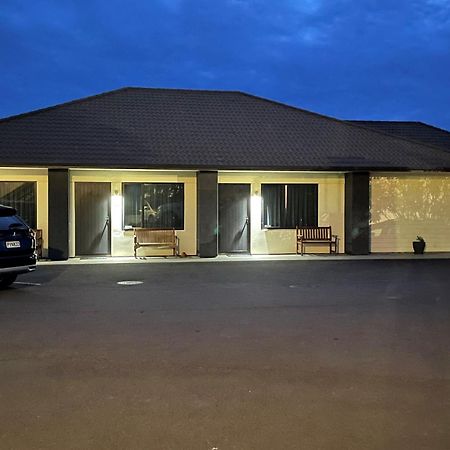 Kauri Court Motel Палмерстън Норт Екстериор снимка