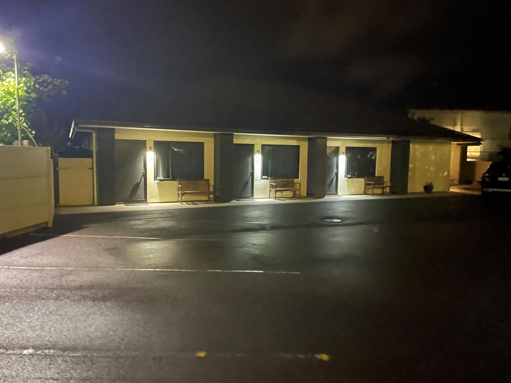 Kauri Court Motel Палмерстън Норт Екстериор снимка